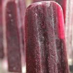 Blaubeer- und Traubeneis am Stiel