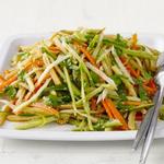Gemüsesalat mit würzigem Sesamdressing
