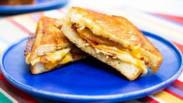 Come preparare il panino al formaggio caldo di Iron Chef