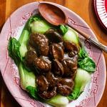 Shiitake-Pilze und Abalone in brauner Soße mit Pak Choi