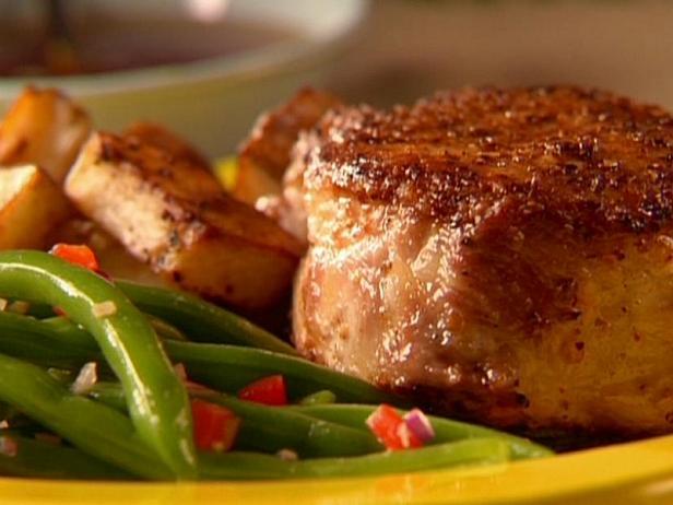 Fırında Acılı Domuz Bonfile ve Biberiyeli Patates Nasıl Pişirilir?