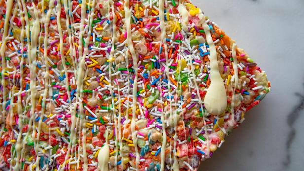Wie man ein knuspriges Regenbogen-Dessert zubereitet