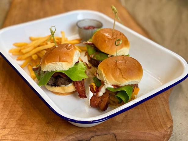 Wie man Mini-Bacon-Cheeseburger in der Heißluftfritteuse zubereitet