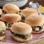 Mini-Sandwiches mit Rinderbrust und weißer Barbecue-Sauce