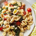 Orecchiette-Nudeln mit Kräutern, Kichererbsen und Ricotta
