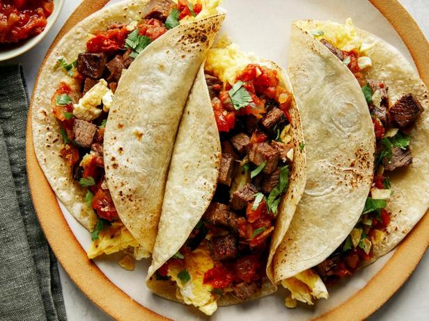 So bereiten Sie Frühstückstacos mit übrig gebliebener Rinderbrust zu