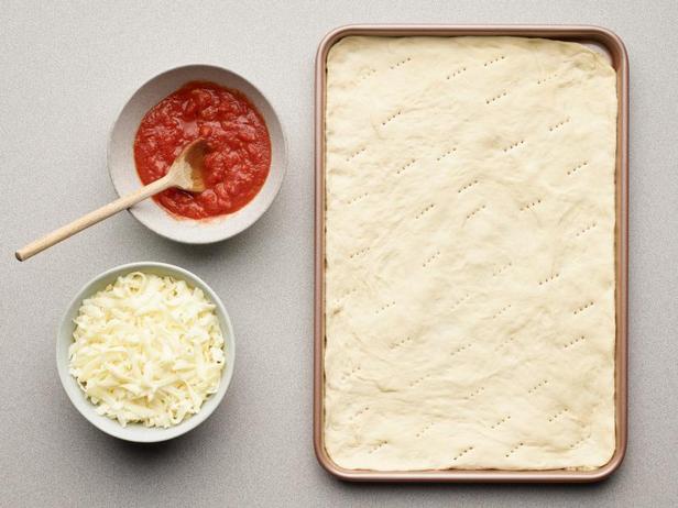 Wie man Pizzateig im Brotbackautomaten zubereitet