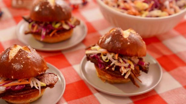 So bereiten Sie BBQ-Rindfleisch- und Kreuzkümmel-Krautsalat-Sandwiches zu
