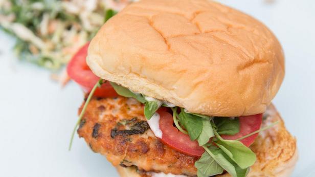 Zubereitung – Lachsburger mit Kapern-Zitronen-Aioli und Grünkohl-Krautsalat