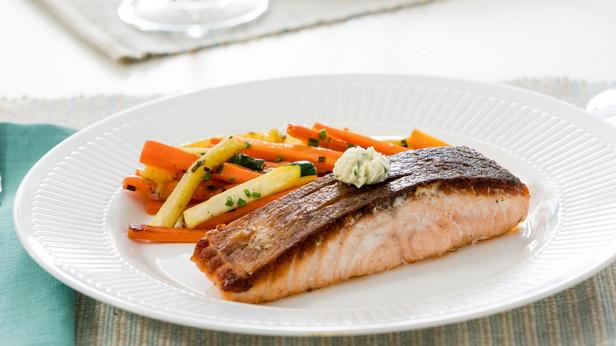 Zubereitung – Lachs mit knuspriger Haut und Kräuterbutter