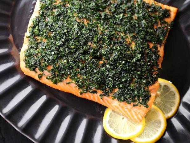 Zubereitung - Ofengebratener Lachs mit Kräutern und Avocado-Tomaten-Salsa