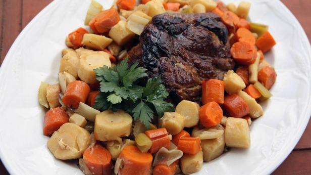 Rezept für Schweinefleisch-Wurzelgemüse-Schmorbraten