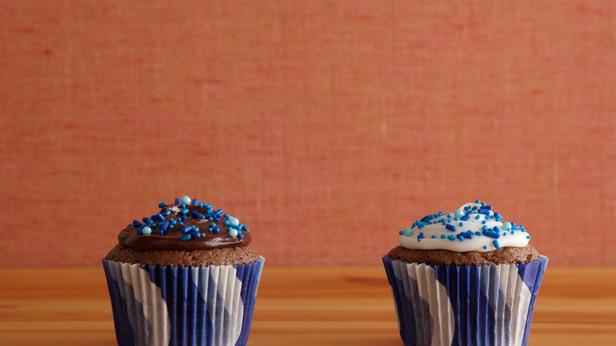 Wie man Schokoladen-Chiffon-Cupcakes zubereitet
