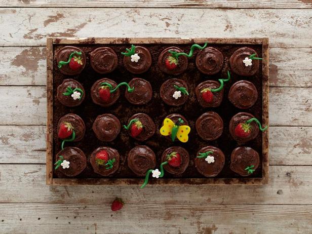 Wie man Erdbeer-Cupcakes zubereitet