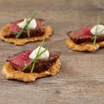 Steak mit schwarzem Pfeffer, Meerrettich und Schnittlauch
