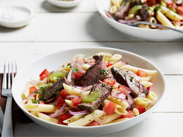 Zubereitung - Nudelsalat mit Steak, Tomaten, Zwiebeln und Knoblauchöl