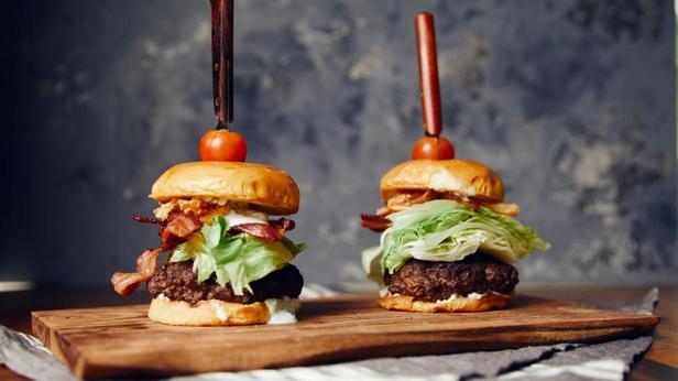 Come preparare hamburger da steakhouse con anelli di cipolla