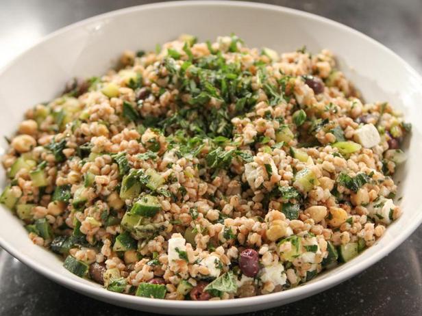 Wie man Taboulé mit Dinkel und Feta zubereitet