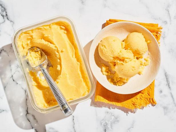 Wie man Mango-Lassi-Eis ohne Eismaschine zubereitet