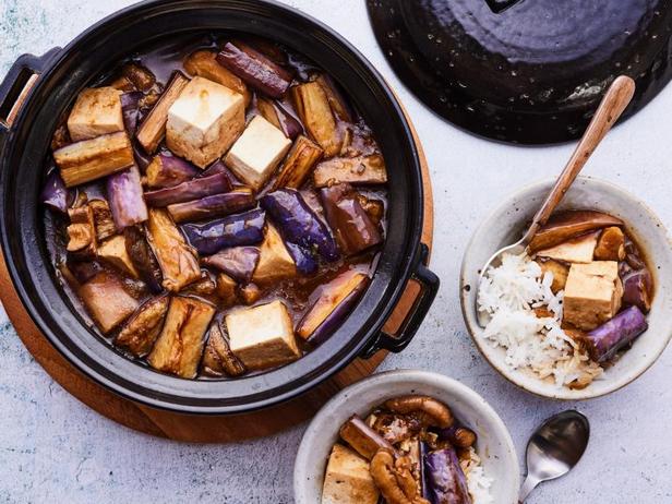 Zubereitung - Geschmorte Aubergine mit Tofu und Shiitake-Pilzen im Tontopf