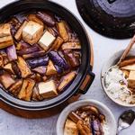 باذنجان مطهو مع التوفو وفطر شيتاكي في قدر فخاري
