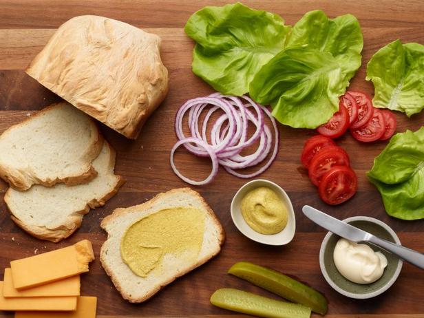 Wie man Weißbrot im Brotbackautomaten zubereitet