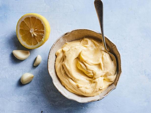 Wie man Aioli zubereitet