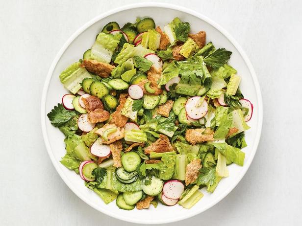 Wie man Frühlings-Fattoush zubereitet