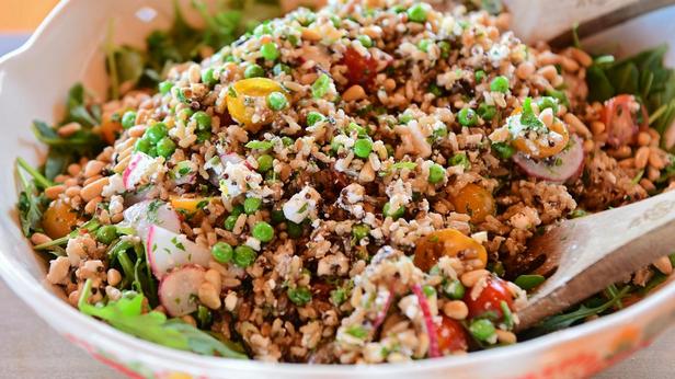 Wie man einen Frühlingsgetreidesalat zubereitet