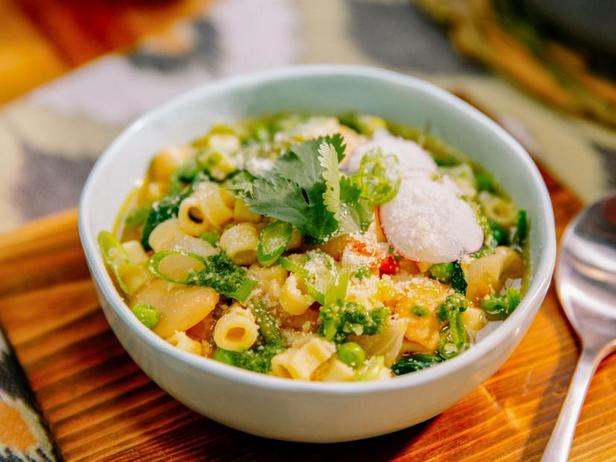 Wie man Frühlings-Minestrone zubereitet