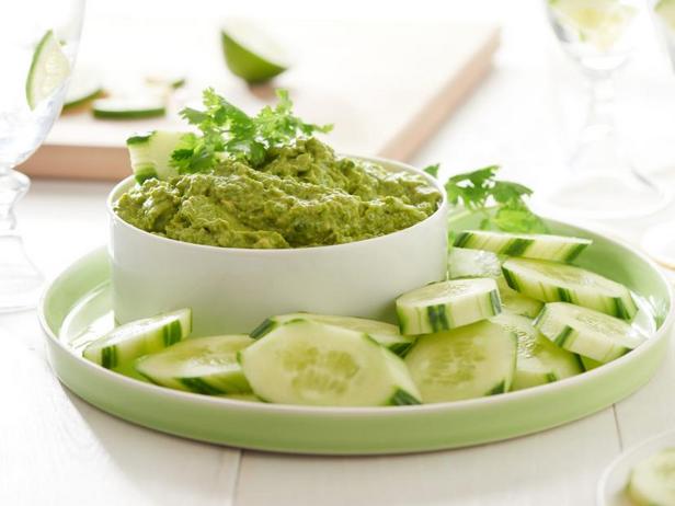 Come preparare il guacamole di piselli e cetrioli