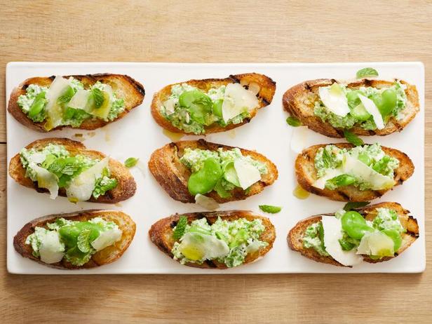 Zubereitung - Frühlingscrostini mit grünen Erbsen, Ricotta und Saubohnen