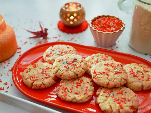 Come preparare i biscotti alle mandorle con zuccherini colorati