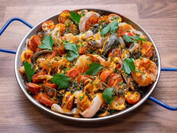 Wie man Paella mit Tintenfischtinte zubereitet