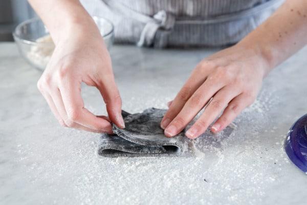 Wie man Nudelteig mit Tintenfischtinte zubereitet
