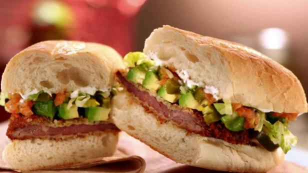 So bereiten Sie ein Mailänder Steak-Sandwich zu