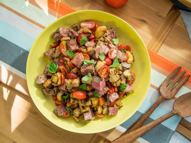 Πώς να φτιάξετε σαλάτα Panzanella με μπριζόλα