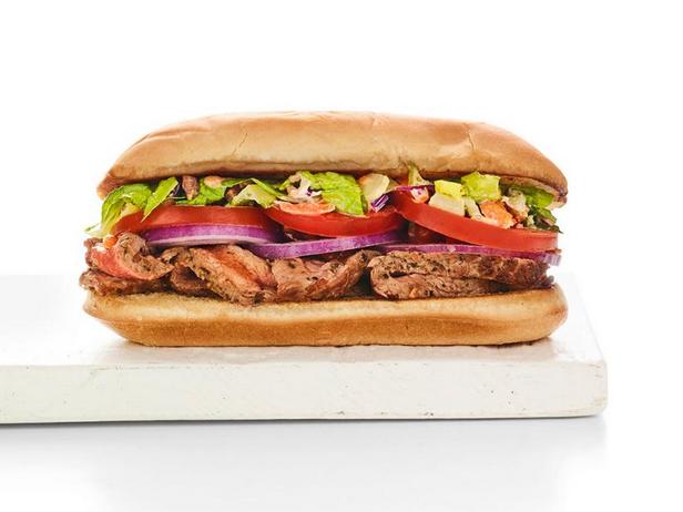 So bereiten Sie Steak-, Speck- und Blauschimmelkäse-Sandwiches zu