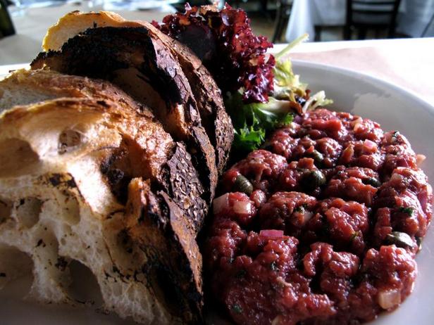 Wie man Rindersteak-Tartar zubereitet