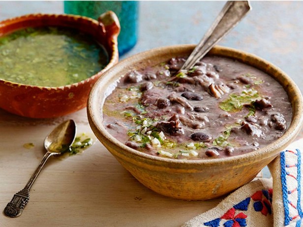 شوربة الفاصوليا السوداء مع صلصة موجو