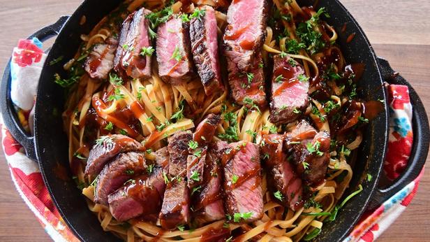 Rezept für cremige Kräuterpasta mit Steak