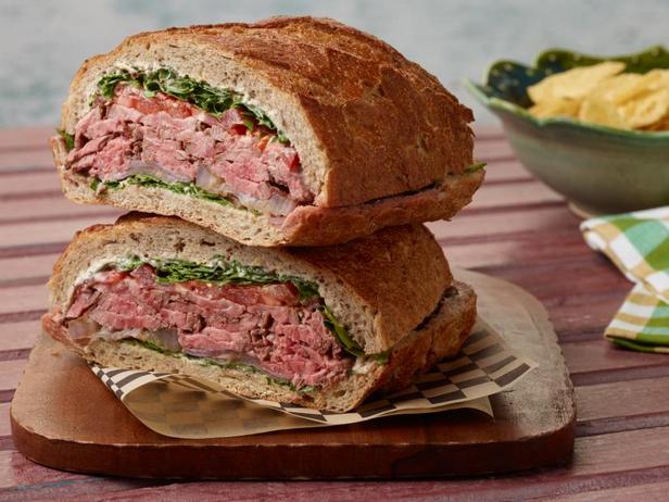 So bereiten Sie ein Sandwich mit gepresstem Steak und Meerrettich zu