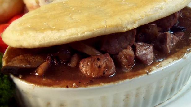 Wie man Steak-Pilz-Pastete zubereitet
