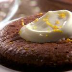 Schokoladenpudding mit Biskuitkuchen