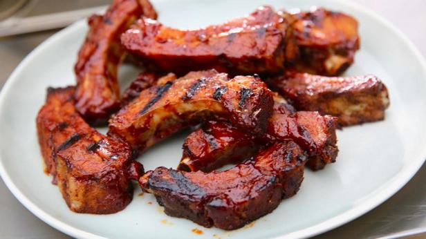 Wie man klebrige Schweinerippchen zubereitet