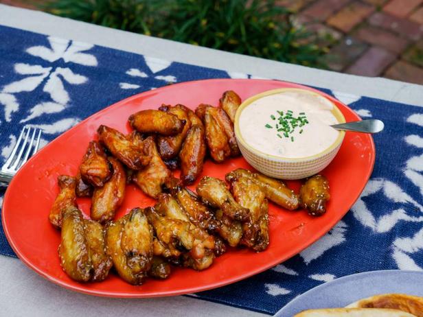 Zubereitung - Hähnchenflügel in klebriger Sesamsauce, BBQ-Sauce und würziger Ranch-Sauce