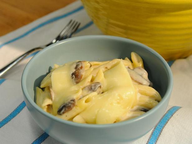 Wie man Mac 'n' Cheese mit drei Käsesorten zubereitet