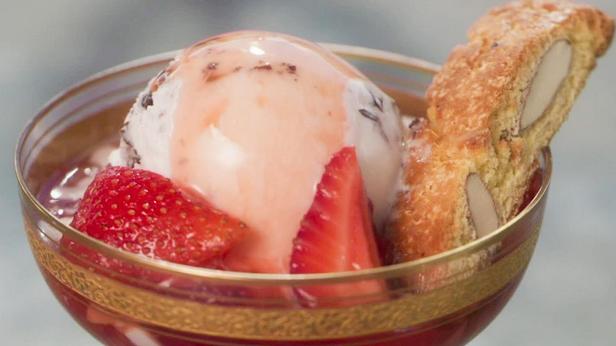 Wie man Erdbeere und Vin Santo Stracciatella zubereitet