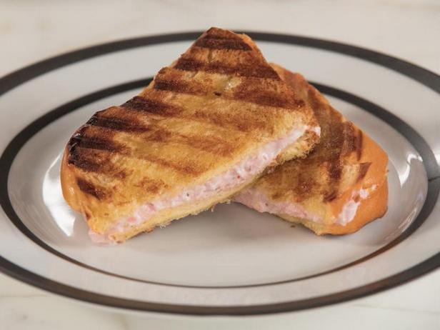 Wie man ein Erdbeer-Sahne-Panini zubereitet