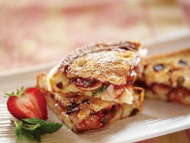 Zubereitung - Warme Brie-, Erdbeer- und Mandel-Sandwiches